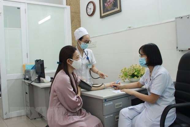 Bác sỹ của Phòng khám hậu COVID-19, Bệnh viện Đa khoa tỉnh Khánh Hòa thăm khám cho bệnh nhân đến khám do nghi ngờ mắc các triệu chứng hậu COVID-19. Ảnh: Phan Sáu/TTXVN