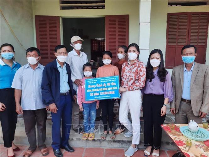 Trên địa bàn huyện Thọ Xuân (Thanh Hoá) hiện có 7 cháu mồ côi bố, mẹ do dịch COVID-19 đang được các cấp Hội phụ nữ đỡ đầu, chăm sóc. Ảnh: TTXVN