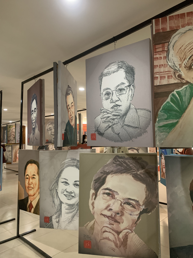 Các bức tranh vẽ “ đồng nghiệp” của nhà báo Huỳnh Dũng Nhân. Ảnh: Thu Mai