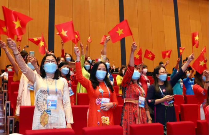 Các đại biểu vãy cờ trong màn biểu diễn văn nghệ trước phiên khai mạc Đại hội Phụ nữ toàn quốc lần thứ XIII. Ảnh: phunuvietnam.vn