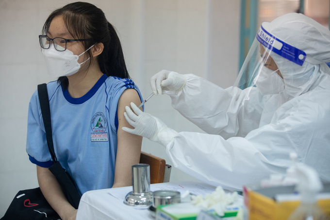Nhân viên y tế tiêm vaccine Covid-19 cho học sinh tại trường THPT Lương Thế Vinh, quận 1, ngày 27/10. Ảnh: Vnexpress.net