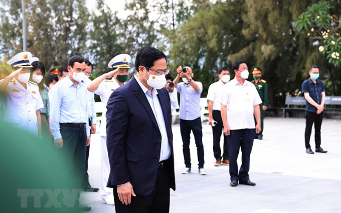 Thủ tướng Phạm Minh Chính dâng hương tại Khu tưởng niệm các chiến sĩ Gạc Ma. (Ảnh:TTXVN) 