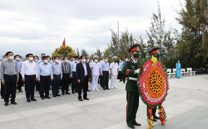Thủ tướng Phạm Minh Chính dâng hương tại Khu tưởng niệm các chiến sĩ Gạc Ma. (Ảnh: TTXVN) 