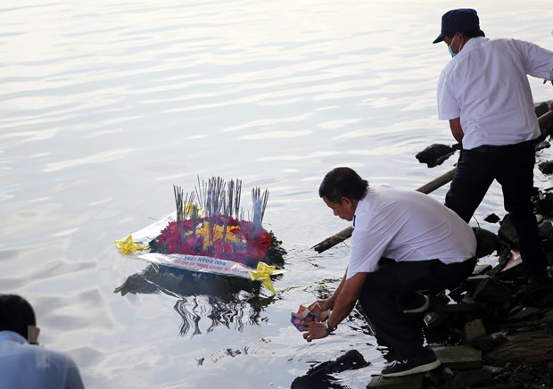 Dâng hương, thả hoa đăng tưởng niệm các liệt sỹ hy sinh tại đảo Gạc Ma trên sông Hàn (Đà Nẵng). Ảnh: TTXVN
