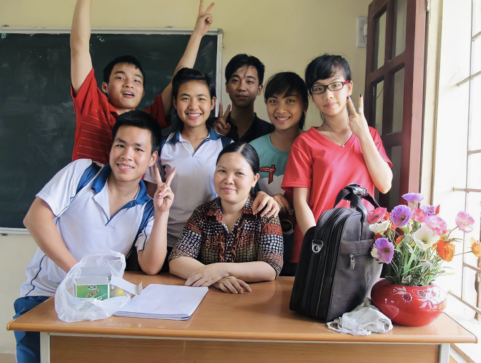 Cô Thanh Huyền (ở giữa) và các học sinh chuyên Sử niên khóa 2011-2014. (Ảnh: NVCC)