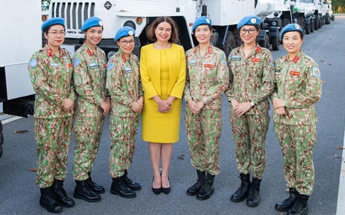 Đại sứ Australia tại Việt Nam Robyn Mudie (giữa) cùng các nữ quân nhân gìn giữ hòa bình. Ảnh: phunuvietnam.vn