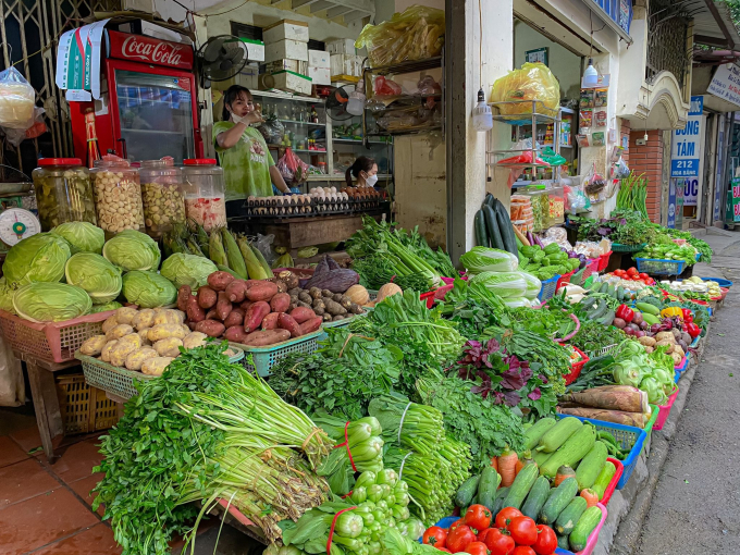 Giá rau củ tại một số chợ dân sinh có xu hướng tăng. Tại chợ Yên Hòa, giá bắp cải từ 10.000 đồng/kg tăng lên 15.000 – 18.000 đồng/kg, súp lơ từ 10.000 đồng/cây lên đến 20.000 đồng/cây... Ảnh: Hoàng Toàn