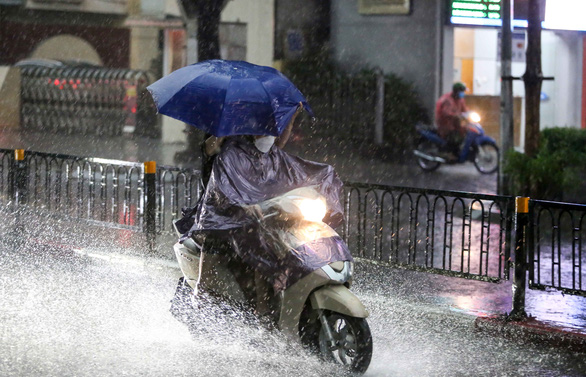 Khu vực Hà Nội ngày 17-4 nhiều mây, có mưa, mưa rào và có nơi có dông, cục bộ có mưa vừa, mưa to - Ảnh: tuoitre.vn
