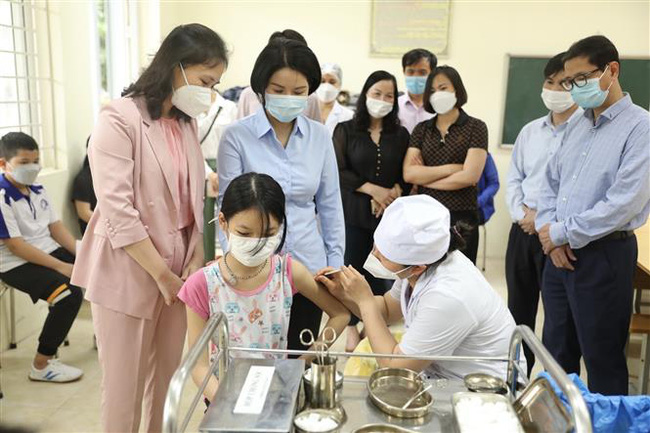 Giám đốc Sở Y tế Hà Nội Trần Thị Nhị Hà cùng đoàn công tác của Sở đến kiểm tra công tác tiêm chủng tại điểm tiêm trường THCS Lê Quý Đôn, quận Hà Đông. Ảnh: TTXVN