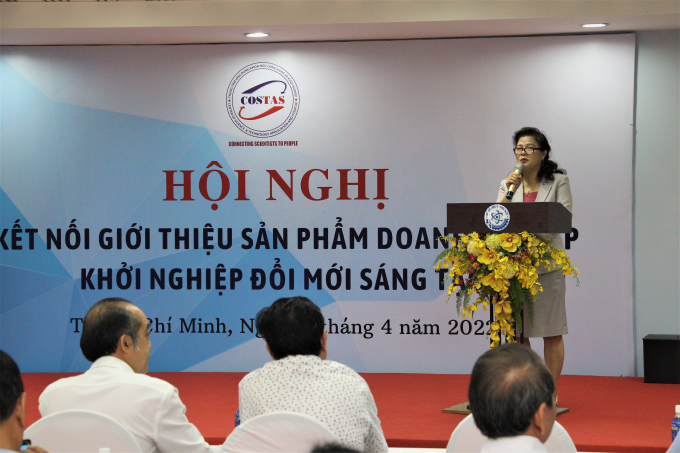 Bà Lê Thị Khánh Vân - Giám đốc Trung tâm Ứng dụng KHCN và Khởi nghiệp thuộc Hội Nữ trí thức Việt Nam phát biểu khai mạc
