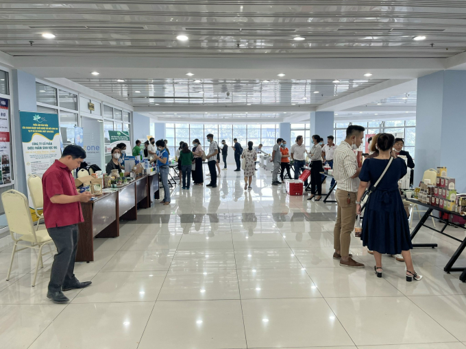 Bên lề Hội nghị, BTC có trưng bày 100 sản phẩm tiêu biểu của hơn 15 doanh nghiệp khởi nghiệp của Hà Nội và TP.HCM