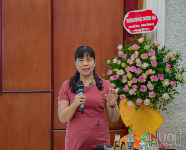 GS.TS Lê Thị Hương chia sẻ về vai trò của dinh dưỡng đối với phòng chống ung thư, đặc biệt là các bệnh ung thư ở phụ nữ. Ảnh: Hoàng Toàn