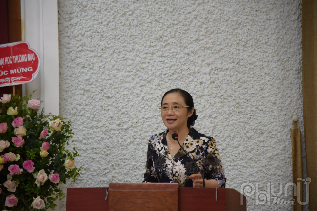   ThS. Hoàng Thị Ái Nhiên - Phó Chủ tịch Hội NTT Việt Nam trình bày Dự thảo Kế hoạch hoạt động toàn khóa nhiệm kỳ 2021 - 2026. Ảnh: Hoàng Toàn  