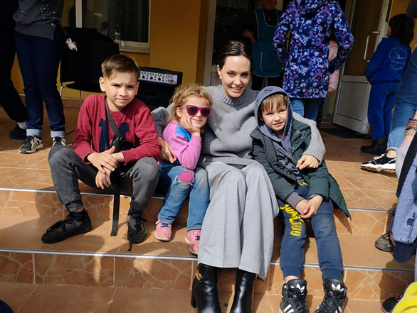 Angelina Jolie chụp ảnh cùng các em bé ở Lviv, Ukraine vào ngày 30/4. (Ảnh: Maksym Kozutsky/Lviv City Hall/AP)