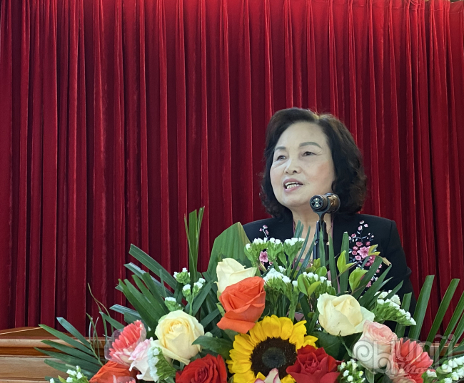 GS.TS Lê Thị Hợp gửi lời chúc mừng tới BCH Chi hội NTT Viện Hàn lâm KH&CN nhiệm kỳ 2022 - 2027. Ảnh: Diệu Thuần