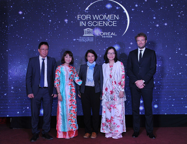 PGS.TS Nguyễn Thị Lệ Thu (giữa) từng được tặng trao giải thưởng L’Oreal – UNESCO Vì sự phát triển phụ nữ trong khoa học năm 2017. Ảnh: hcmus.edu.vn