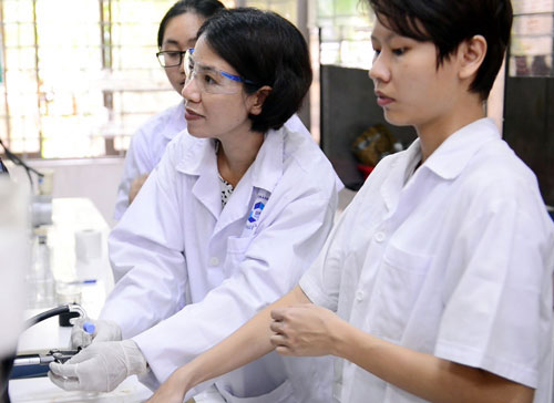 PGS.TS Nguyễn Thị Lệ Thu (giữa) tại phòng thí nghiệm. Ảnh: khoahoc.tv