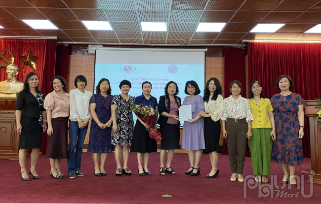 11 thành viên trong BCH Chi Hội NTT Viện Hàn lâm KH&CN Việt Nam nhiệm kỳ 2022 - 2027. Ảnh: Diệu Thuần