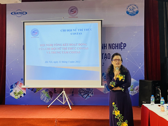 Bà Lê Thị Khánh Vân - Giám đốc Trung tâm COSTAS báo cáo tổng kết hoạt động năm 2021 và thông qua định hướng năm 2022 của Trung tâm.