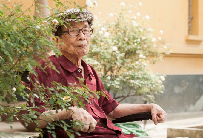 Nhà văn Lê Phương trong những ngày tháng cuối cùng dù phải ngồi trên xe lăn, nhưng ông vẫn có một cuộc sống rất sinh động. Ảnh: FBNV.