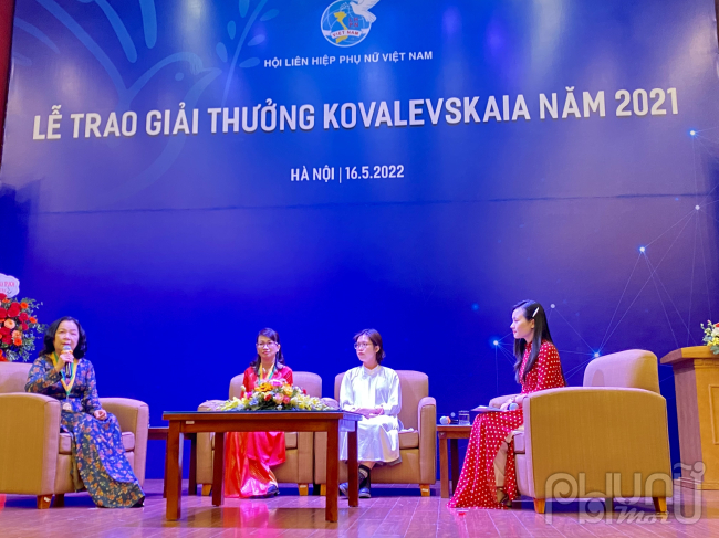 Hai nữ giáo sự được trao tặng giải thưởng Kovalevskaia 2021 giao lưu cùng nữ sinh