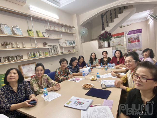 Các đại biểu Hội NTT Việt Nam tham dự lễ ký kết Biên bản ghi nhớ với Hiệp hội sức mạnh phụ nữ Nga
