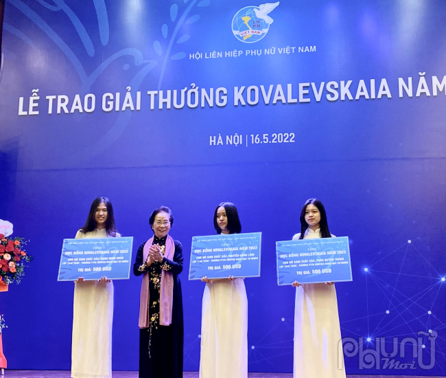 Chủ tịch Ủy ban giải thưởng Kovalevskaia Việt Nam Nguyễn Thị Doan trao học bổng cho các nữ sinh chuyên Toán có thành tích học tập xuất sắc