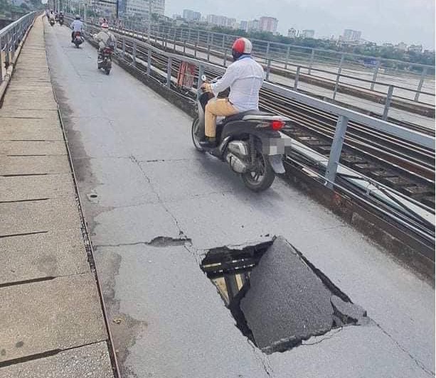 Tấm đan tại mặt cầu Long Biên bị sụt thủng một lỗ lớn trong sáng 28/5. Xung quanh khu vực sụt cũng xuất hiện các vết nứt chằng chịt. Ảnh: laodong.vn