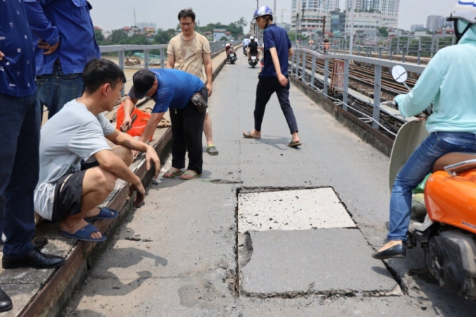 Đơn vị quản lý, duy tu cầu Long Biên đã cử lực lượng đến vá lỗ thủng khẩn cấp, bảo trì cầu. Tới 12h30, sự cố cơ bản được khắc phục. Ảnh: vov.vn