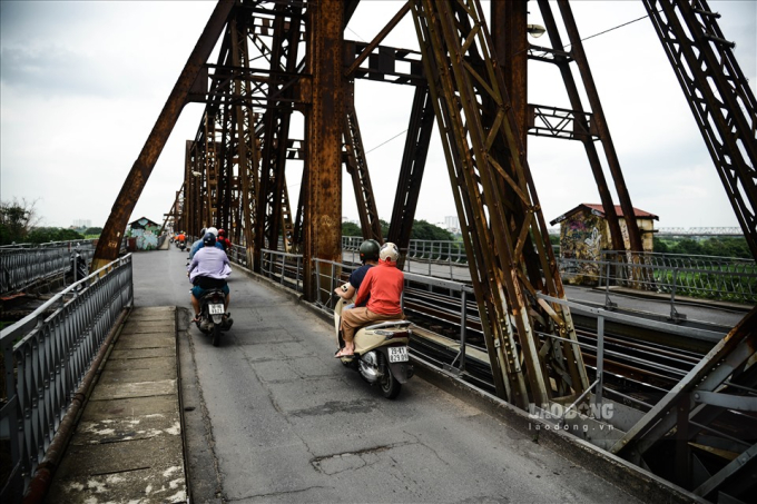 Được biết, cầu Long Biên mới tiến hành tu sửa vào 10.2021, thế nhưng do thiếu kinh phí nên chỉ có thể sơn lại toàn bộ lan can cầu và thay các thanh tà vẹt đã cũ, hỏng cùng một phần các dầm cầu bị hư hỏng, ăn mòn theo thời gian. Hiện giờ nhiều khung thép, cấu trúc của cây cầu lại hoen gỉ. Ảnh:laodong.vn
