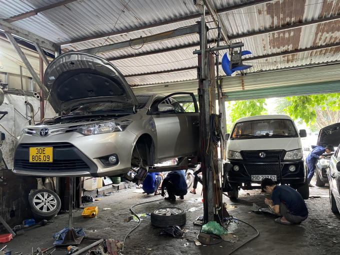 Những người thợ trong một gara ô tô trên đường Võ Thị Sáu tất bật sửa xe cho khách