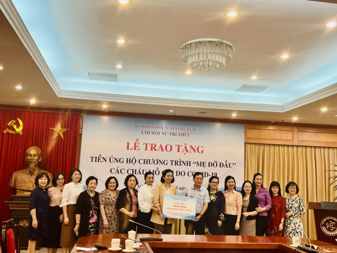 Thứ  trưởng Bộ KH&CN Trần Văn Tùng trao tặng tiền ủng hộ Chương trình “Mẹ đỡ đầu”cho Phó Chủ tịch Hội LHPNVN Nguyễn Thị Minh Hương