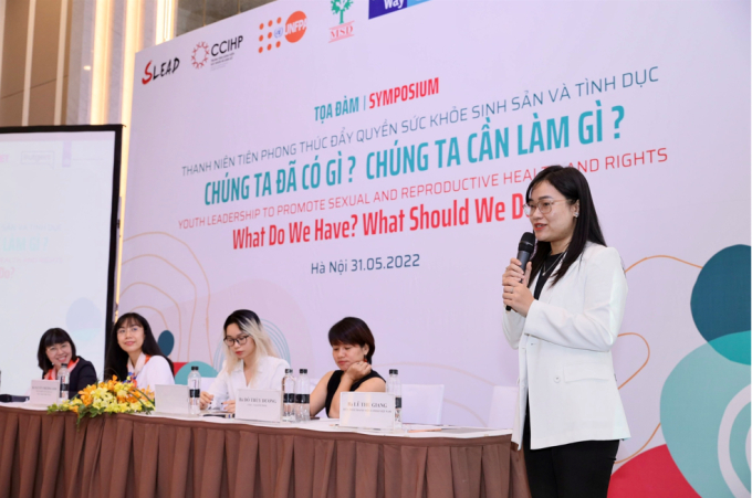 Bạn Lê Thu Giang - Đại diện nhóm Thanh niên SLEAD chia sẻ tại Tọa đàm