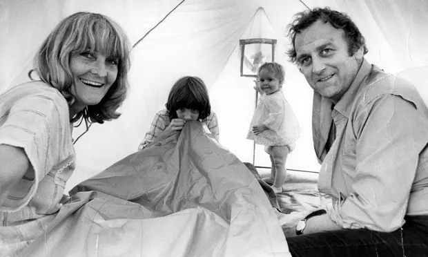 Hancock và John Thaw bên con gái Melanie và Joanna năm 1975. Ảnh: Rex / Shutterstock