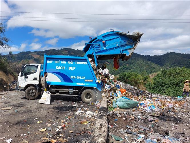 Bãi xử lý rác thải huyện Đăk Glei (tỉnh Kon Tum) nhận khoảng 6 tấn rác/ngày nhưng được xử lý phương pháp thô sơ như gom, ủi và tiến hành chôn lấp, đốt gây ô nhiễm môi trường. Ảnh: TTXVN.