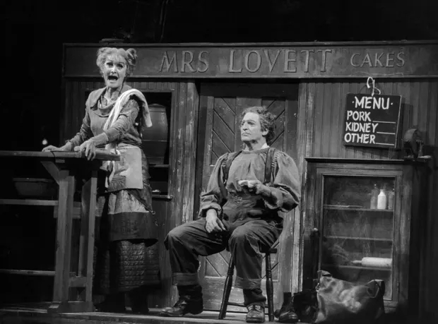 Tại sao tôi lại không tận hưởng mọi thứ nhiều hơn? Hancockvà Denis Quilley trong Sweeney Todd tại Nhà hát Royal Drury Lane, 1980. Ảnh: Gary Stone / Getty Images