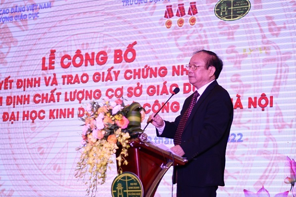 GS.TS. Đinh Văn Tiến - Phó Hiệu trưởng nhà trường phát biểu tại buổi lễ.
