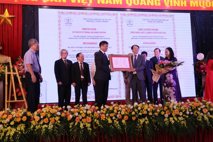 Đại diện Bộ Giáo dục và Đào tạo và Trung tâm Kiểm định chất lượng giáo dục thuộc Hiệp hội Các trường đại học, cao đẳng Việt Nam trao Giấy chứng nhận cho Trường Đại học Kinh doanh và Công nghệ Hà Nội.