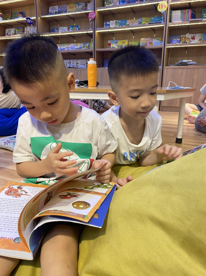 Bé Khang (7 tuổi) và Tùng (5 tuổi) rất thích tới đọc sách tại nhà sách Hồng Hà
