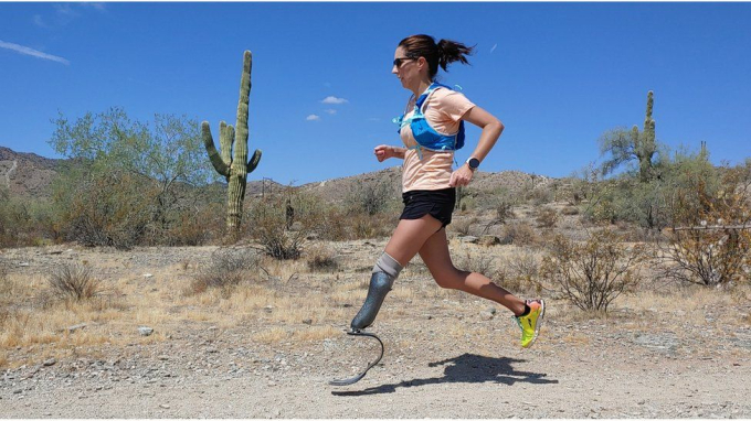 Ngày 1/5, Jacky Hunt-Broersma nữ vận động viên chạy bền cụt một chân tới từ Arizona (Mỹ) đã hoàn thành cự ly marathon 42.195 km trong 104 ngày liên tiếp. Ảnh: bbc.com