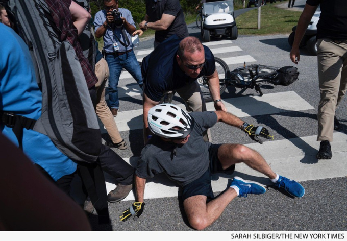 Tổng thống Mỹ Joe Biden ngã khỏi xe đạp khi đứng lại chào người ủng hộ. Ảnh: The New York Times