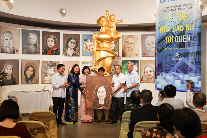 Ban giám đốc Bảo tàng Phụ nữ Việt Nam tiếp nhận bộ sưu tập tranh chân dung về các nhà báo nữ do nhà báo Huỳnh Dũng Nhân trao tặng ngày 20/6. Ảnh: Fanpage Bảo tàng phụ nữ Việt Nam