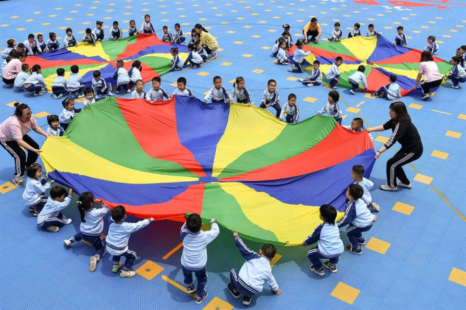 Trẻ em vui chơi tại một trường mẫu giáo ở Yên Đài, tỉnh Sơn Đông, Trung Quốc. Ảnh: AFP