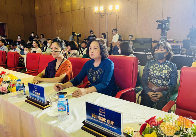 Các đại biểu Hội Nữ trí thức Việt Nam tới dự Hội thi