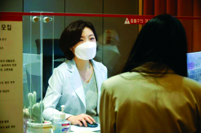  Kim Ji Hyun, giáo sư tại Trung tâm Y tế CHA, kiểm tra bệnh nhân tại phòng khám ở Bundang, Hàn Quốc - Ảnh: Reuters  