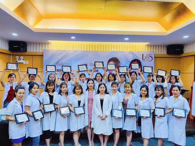 Chuyên gia Nguyễn Thị Tuyết Nhung đang từng bước, từng bước lan tỏa tri thức, nhân ra những lớp học viên tài – đức góp phần cho sự phát triển ngành thẩm mỹ Việt Nam.