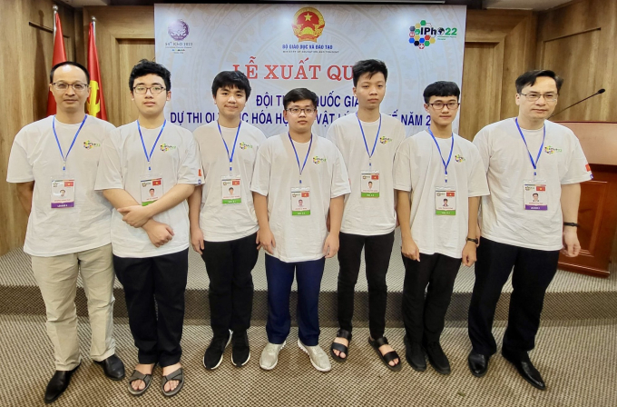   Năm thí sinh Việt Nam dự thi IPhO 2022 gồm Hoàng Hải, Hoàng Dương, Minh Hoàng, Đăng Phúc và Công Hiếu (thứ hai đến thứ năm tính từ trái sang) cùng hai thầy trưởng và phó đoàn. Ảnh: MOET  