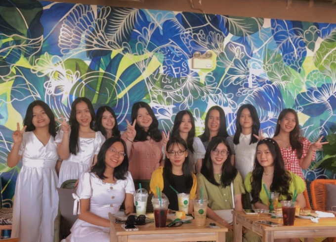 Bích Trâm (hàng đứng, thứ tư từ trái sang) và đội tuyển học sinh giỏi môn Văn của trường THPT Nguyễn Huệ. Ảnh: zingnews.vn