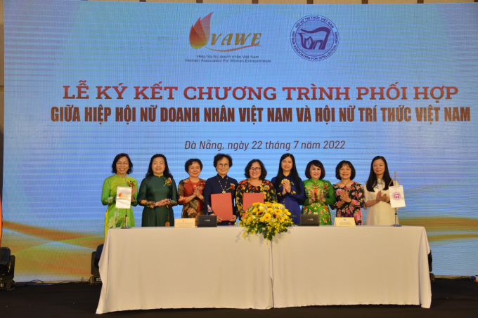 Đại diện hai Hội chứng kiến lễ ký kết Chương trình phối hợp giữa Hội Nữ trí thức Việt Nam và Hiệp hội Nữ doanh nhân Việt Nam giai đoạn 2022 - 2027