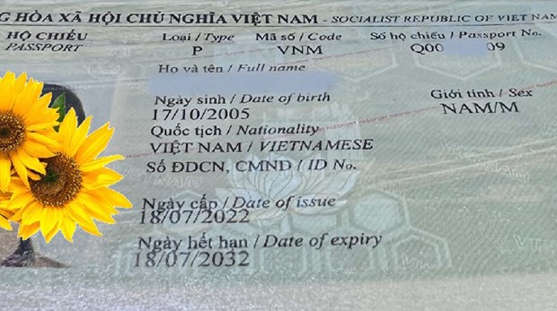 Hộ chiếu mẫu mới do Đại sứ quán Việt Nam tại Đức cấp có số serial bắt đầu bằng chữ Q. Ảnh: TTXVN